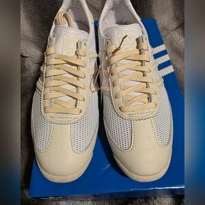 Adidas Women's Cream and White Sneakers ***DEFECT***
